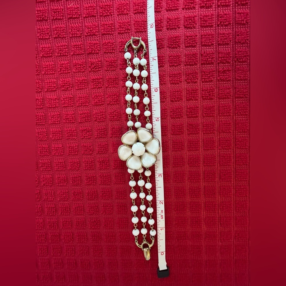 Vintage White Beaded Floral Bracelet Gold Tone Triple Strand Mid Century - Picture 9 of 10